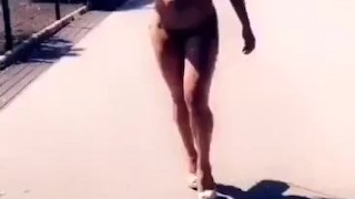 esperanza gomez caminando desnuda en la calle
