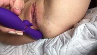 первый раз использует вибратор и снимает это крупным планом.