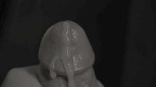 Gros plan d'une éjaculation au ralenti avec une grosse bite bien dure