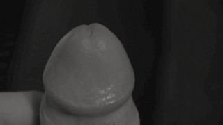 Gros plan d'une éjaculation au ralenti avec une grosse bite bien dure