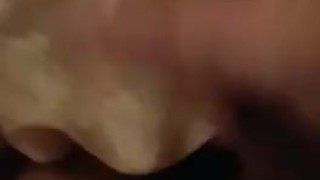 La mia prima grossa sborrata in video mentre mi fumo una canna