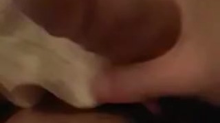 La mia prima grossa sborrata in video mentre mi fumo una canna