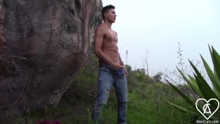Jovencito Atractivo se Desnuda y se ARRIESGA al Aire Libre