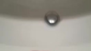 Ragazzo sborra nel lavandino