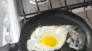 Cocinando un huevo frito