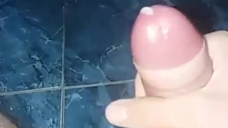 Tocandome hasta acabarle todo el baño a mi tía