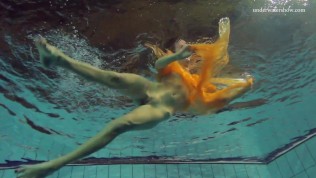 Swimming 18yo babe Roxalana enjoys stripping