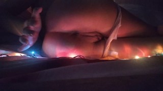 Маленькая шлюшка играет со своей попой на Рождество