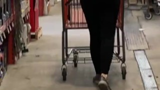 Candid following sexy cougar MILF in tight yoga pants who teases her ass