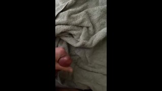 Дрочу и кончаю на постель