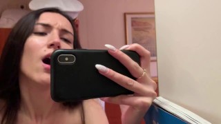 Ненасытная девушка трахнула капитана круизного лайнера