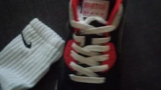 Ciepła sperma na buty i soksy