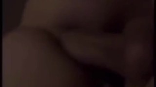 Elle la voulait dans les fesses et chevauche ma bite sauvagement