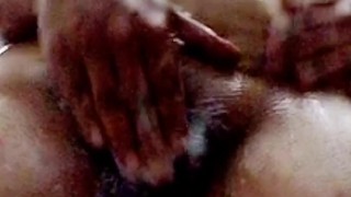Mulher madura batendo uma rapidinha no banho.