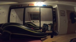 Mit Puppenmaske im aufblasbaren Cyborg Heavy Rubber Anzug