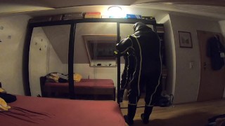 Mit Puppenmaske im aufblasbaren Cyborg Heavy Rubber Anzug