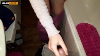 Moglie italiana scopa di nascosto in bagno - amatoriale italiano