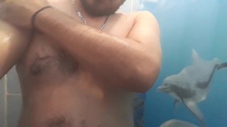 Tomando una ducha 