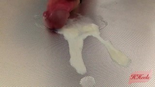 Branlé sous mes talons et pieds avec une grosse éjac