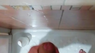 Ragazzo viene nella doccia