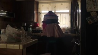 Sissy cleans the dishes 