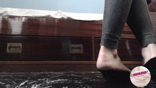 FETISH CHE DOLORE QUESTE BALLERINE OSSERVAMI MENTRE MI MASSAGGIO I PIEDINI