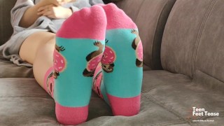 TEEN SHOWS HOT SOCKS FETISH FEET AND LONG LEGS ON WEBCAM - BEST FEET EVER