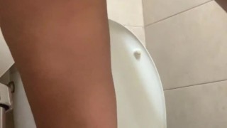 Meo y me monto dildo en el baño