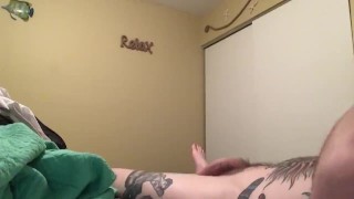 Tattooed guy jacks off to porn