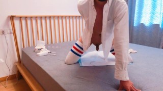 穿着白色衬衣和长筒袜的小可爱手淫和玩弄菊花并射精