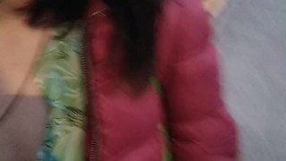 Enseñando tetas en público