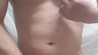 Svalnatý mladík si honí klacek