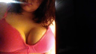 Milf playing with big titts on webcam
