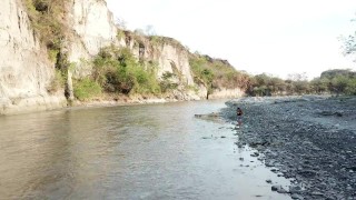 Cachonda y con Ganas de Follar en un Rio