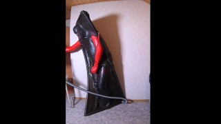 im Taucheranzug aus Neopren in an Wand stehendes Vakuumbett