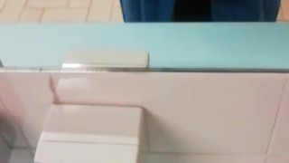 Ragazzo sborra negli spogliatoi della piscina