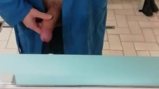 Ragazzo sborra negli spogliatoi della piscina