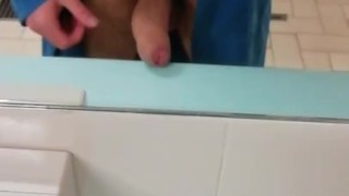Ragazzo sborra negli spogliatoi della piscina