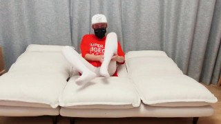 可爱男生穿白色连裤袜手淫并射精