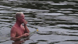 отсосала огромный член прохожему в лесу