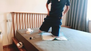 かわいい男の子は彼の主人によって射精して浸透するように頼まれます