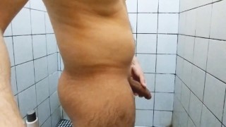 Punheta no banho quente