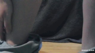 Gamer girl desperate to pee in jeans!