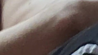 Je me gratte les couilles pendant que je film son téton 