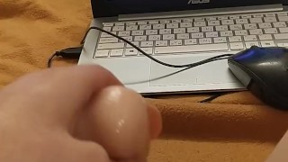 Смотрю видео на порнохаб и трахаю себя игрушкой