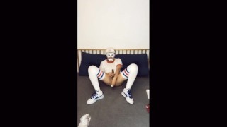 带着面具的可爱男生手淫并射精