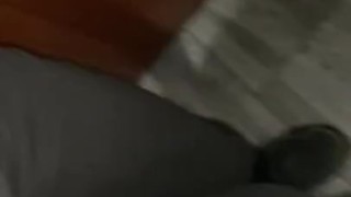 Писаю в ресторане небритой пизденкой