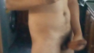 Joven se masturba en publico
