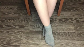STUDENT GIRL SHOW FOOT IN GRAY SOCKS SMELL SOCKS AND WORSHIP FETISH