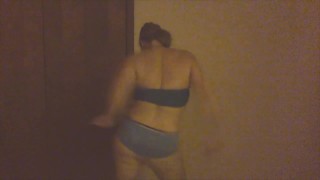 Shape of You - MILF with nice ass dances in panties.